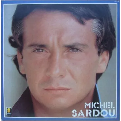 Dans la chanson « Je veux l'épouser pour un soir », que veut-il la voir faire dans ses bras ?
"Oh, je voudrais aimer une enfant 
Pour quelques heures pour le plaisir, 
La prendre un soir à ses parents 
Et, dans mes bras, la voir [...]".