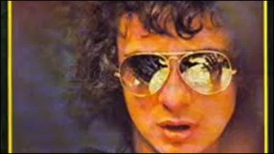 Dans cet extrait de « Je viens du Sud » : 
"J'ai au fond de ma mémoire 
Des lumières d'autrefois 
Qu'une très vieille [...] en noir 
Illuminait pour moi", qui est en noir ?