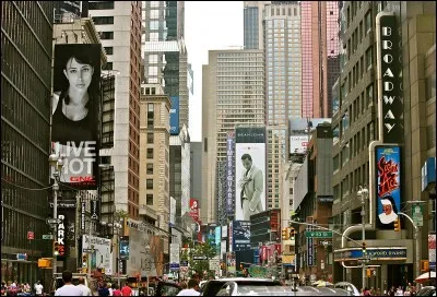 Dans « La java de Broadway » : "On rigole et on danse comme à Saint-Paul De Vence jusqu'à la [...]".
