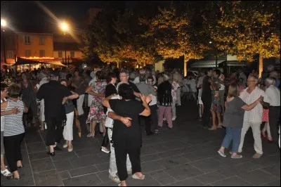 Complétez cet extrait de la chanson « Les bals populaires » : 
"Mais là-bas près du comptoir en bois
[...]".