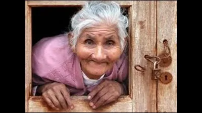 Dans la chanson « La vieille », qu'a-t-elle sur son chapeau ?