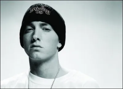 Une journaliste annonce à Eminem : Les gens disent que le rappeur Lil Wayne a été envoyé par Dieu pour apprendre aux gens comment rapper ! Réponse de Eminem :