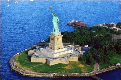 Sur quelle &icirc;le est &eacute;rig&eacute;e la Statue de la Libert&eacute; ?