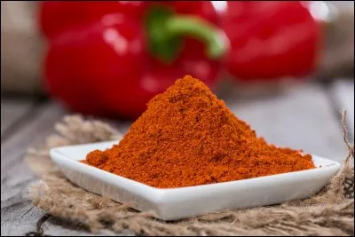 Quelle épice rougeâtre peut être douce ou fortement épicée ?