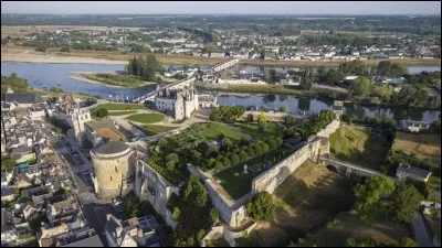 Michel Debré, premier ministre de 1959 à 1962 a lui au contraire été maire, après son mandat, de 1966 à 1989. De quelle autre ville arrosée par la Loire ?