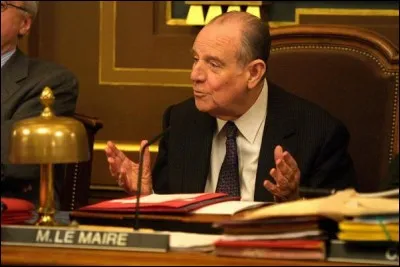 Raymond Barre, lui aussi, a été maire après sa fonction de premier ministre entre 1976 et 1981. De quelle grande ville était-il maire, entre 1995 et 2001 ?