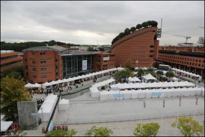 Manuel Valls, premier ministre de mars 2014 à décembre 2016, était maire d'une ville d'Île de France de 2001 à 2012. Quelle est cette ville ?