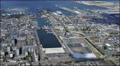 Bernard Cazeneuve, qui lui a succédé à Matignon en décembre 2016, a été maire d'une ville maritime de 2001 à 2012. De quelle ville s'agit-il ?