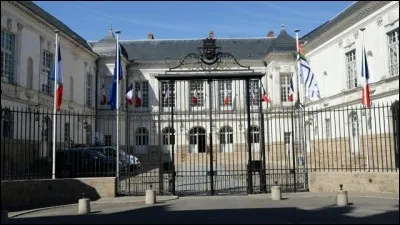 Jean-Marc Ayrault a été premier ministre de 2012 à 2014. Avant cela, de quelle ville a-t-il été maire, de 1989 à 2012 ?