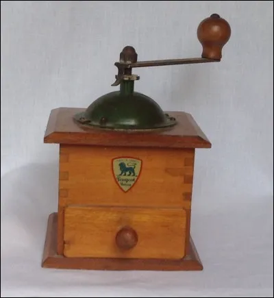 Quelle marque automobile fabriquait ce moulin à café ?