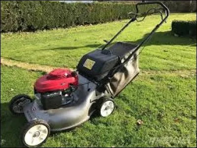 Quel constructeur de voitures fabrique cette tondeuse à gazon ?