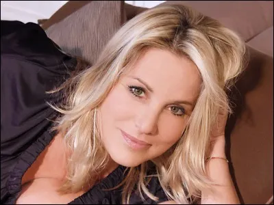 Dans quelle émission, présentée par Stéphane Collaro, Sophie Favier a-t-elle fait ses débuts ?