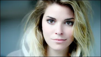 De qui cette Sophie, actrice et chanteuse, est-elle la fille ?