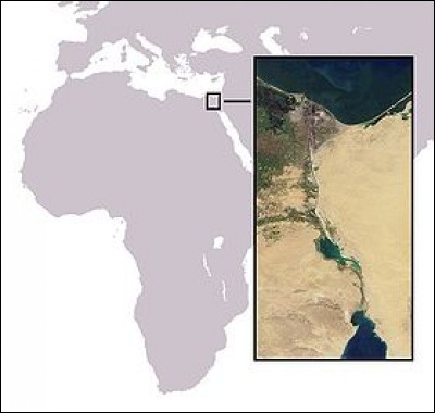 Quelles sont les deux mers qui sont reliées grâce au canal de Suez ?