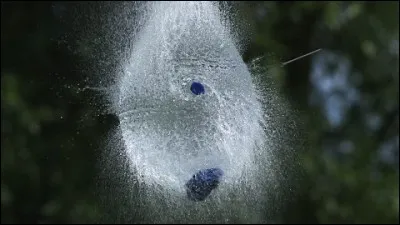 Les enfants ______ des bombes à eau depuis la fenêtre de l'appartement.