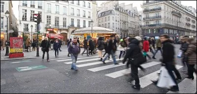 Nous ______ les jeunes filles déambuler dans la rue.