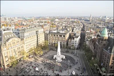 C'est une place caractéristique d'une grande ville du pays