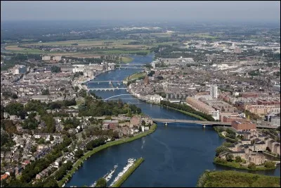 Le pays est arrosé par la Meuse.