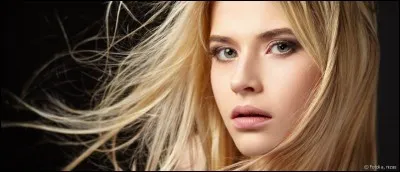 Cette femme a de ______ cheveux !