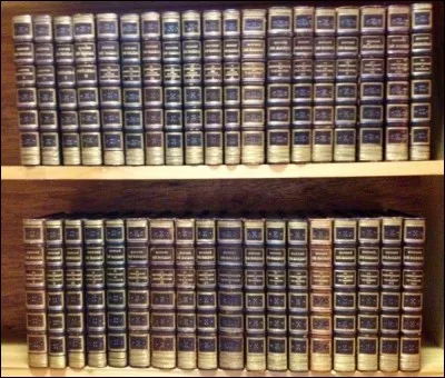 Dans quoi a-t-il regroupé un ensemble de plus de quatre-vingt-dix ouvrages romans, nouvelles, contes et essais ?