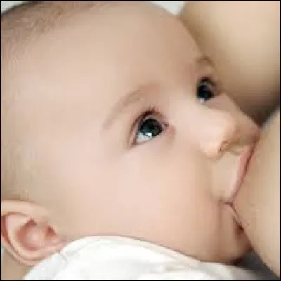 Bébé pouce en tétant.