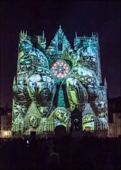 Que voit-on pendant la Fête des Lumières ? Lyon plein de phares sous des illuminations magnifiques !