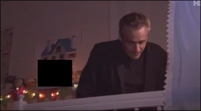 Sur l'étagère derrière Fred, une lampe allumée représente un animal, mais quel animal ?