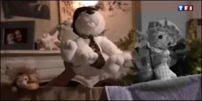 Quelle est la couleur de la petite poupée avec laquelle Marquand fait des marionnettes ?