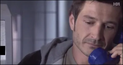 Quel est le chiffre que l'on aperçoit sur la cabine téléphonique à côté de Mathieu ?