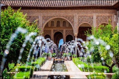 Dans quelle ville peut-on visiter l'Alhambra ?