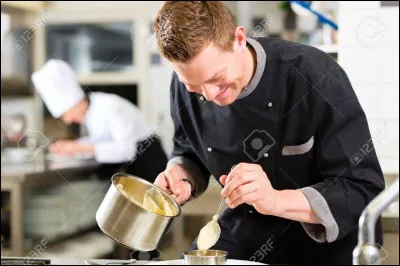 Je travaille en cuisine. Je suis responsable de tout ce qu'on cuisine dans une sauteuse. Je suis...