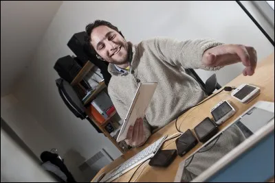 Je d&eacute;veloppe des programmes informatiques qui sont utilis&eacute;s dans le commerce, l'apprentissage ou les jeux. Qui suis-je ?