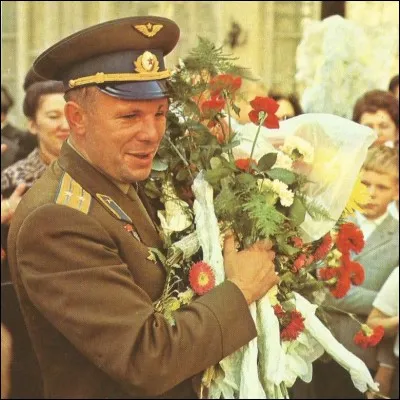 En quelle année Gagarine a-t-il effectué la 1re révolution circumterrestre ?