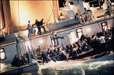 Quels personnages veulent rester sur le bateau pendant qu'il coule ?