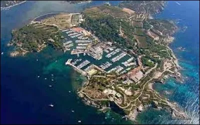Petite pause en région Provence-Alpes-Côte-d'Azur, sur l'Île des Embiez. Appartenant à la ville de Six-Fours-les-Plages et ne comportant aucun habitant, elle se situe dans le département ...