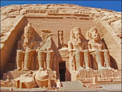 Quel pharaon, représenté par quatre statues dans le temple d'Abu Simbel, a régné pendant 66 ans et a eu plus de 100 enfants ?