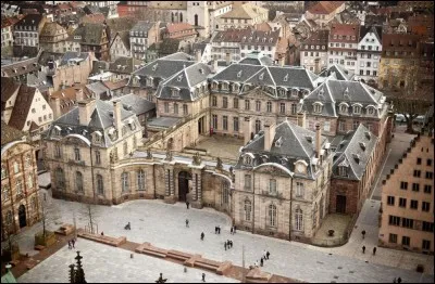 Jean-Baptiste Kléber, Gustave Doré, Claude Rich y sont nés. C'est :