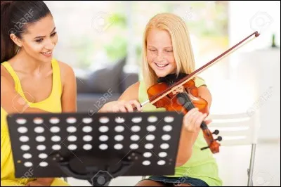 Je travaille dans une école. Je donne des cours sur les compositeurs, les gammes et comment jouer jouer d'un instrument. Je suis ..........
