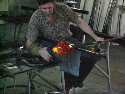 Je travaille avec le verre et je fabrique des fenêtres à double vitrage et des containers pour le lait et le vin. Que suis-je ?