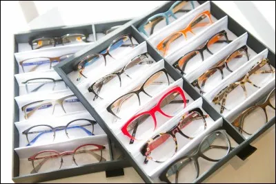 Je conseille les clients sur différents types de lentilles et leur assure un travail correct des lentilles. Que suis-je ?