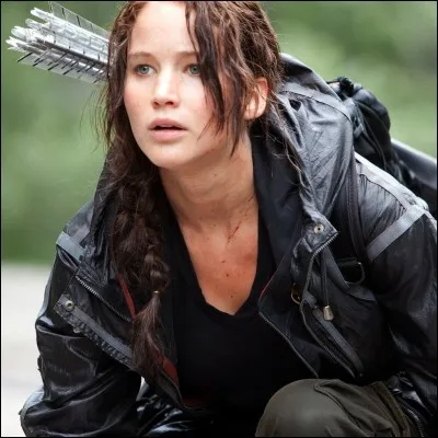 Quelle arme Katniss utilise-t-elle pour chasser ?