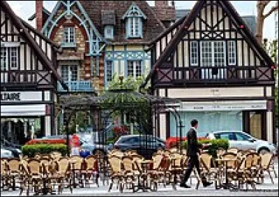 Station balnéaire normande, réputée pour son casino, ses palaces, ses villas classées, ses champs de courses, ses ports de plaisance, et son Festival du cinéma américain. Et aussi le nom de cette voiture !