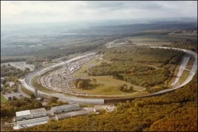 Ville de l'Essonne connue pour son autodrome où cette voiture tourna pendant 38 jours et 37 nuits, parcourant 100 000 km à une moyenne de 113 km/h .