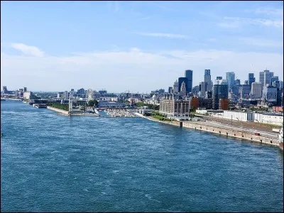Deuxième ville du Canada située à l'embouchure du Saint Laurent ! Ce char porte mon nom !