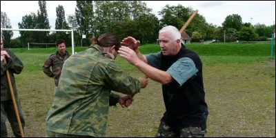 Considéré comme un sport de combat et d'autodéfense, cela se pratique à mains nues. Les combats durent 3 minutes ou plus et se déroulent sur tatami.
