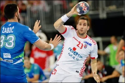 Une rencontre oppose deux équipes de sept joueurs sur le terrain et se déroule généralement en deux mi-temps de 30 minutes. C'est un jeu avec ballon et utilisant uniquement les mains. Le principe est de dribbler avec le ballon ou de faire une passe à un coéquipier.