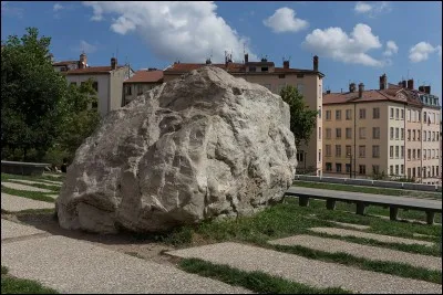 Dans quel quartier le Gros Caillou, un rocher gris-blanc célèbre, se trouve-t-il ?