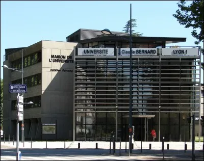 Complétez le nom de cette université lyonnaise : "Université ... Lyon 1 " ?