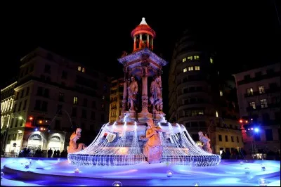 Depuis quelle année la Fête des Lumières se déroule chaque année à Lyon ?