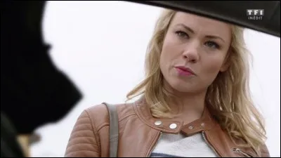 Qui donne des informations sur l'enquête à Anna ?